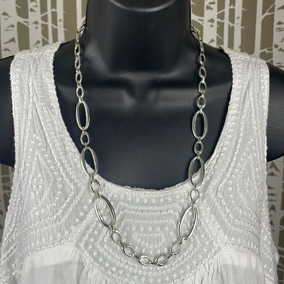 Trifari Crown Silver Oval Mixed Size Chain Link Necklace - Picture 2 of 9